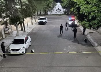 Autores de ataque armado dejan dos cascos tirados en su huida