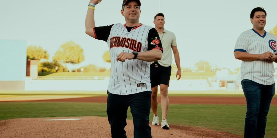 Omar del Valle Colosio lanza la primera bola en la final del “Mexican Baseball Fiesta” en Tucson, Arizona