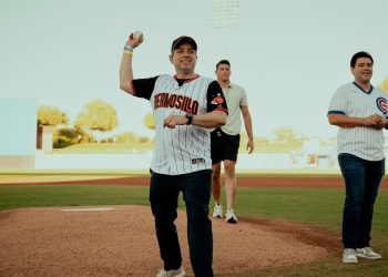 Omar del Valle Colosio lanza la primera bola en la final del “Mexican Baseball Fiesta” en Tucson, Arizona