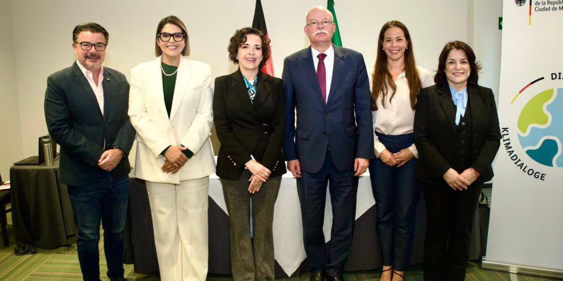 Llama Gabriela Félix a tomar decisiones informadas sobre medio ambiente durante encuentro internacional de la RELECC