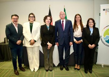 Llama Gabriela Félix a tomar decisiones informadas sobre medio ambiente durante encuentro internacional de la RELECC