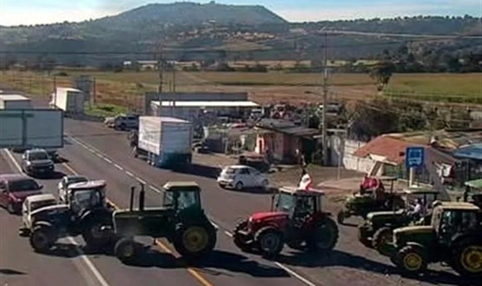 Se manifiestan campesinos en 33 puntos carreteros