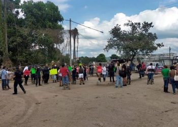 Bloquean habitantes vía en Poza Rica; exigen remover lodo