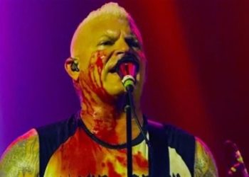 Billy Graziadei sangra tras caerse en un concierto