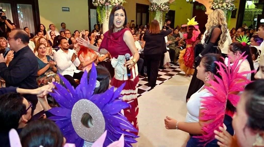 Convierte hermana de Layda informe en show musical