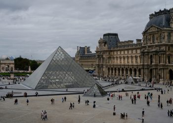 Un audaz robo de joyas invaluables en el Louvre cierra el museo más visitado del mundo