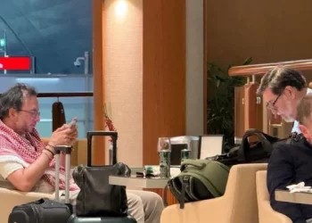 Se viraliza imagen de Noroña en presunta sala VIP de Dubai