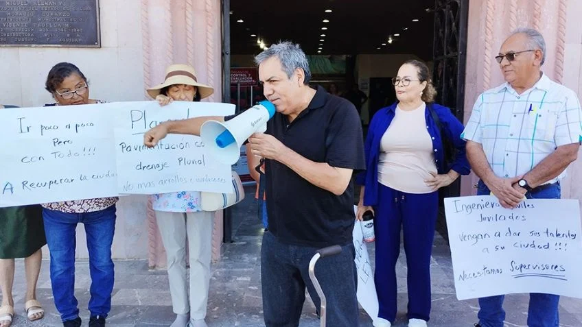 Protestan por drenajes colapsados y calles intransitables en Palacio Municipal de Cajeme
