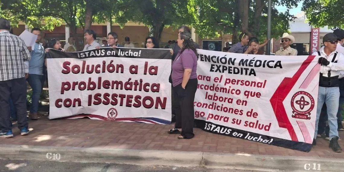 Se manifiestan agremiados del STAUS por incumplimiento en acuerdos con Isssteson