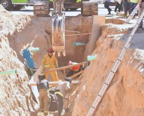 Colapsa excavación de drenaje en SLRC; hay un muerto y un herido