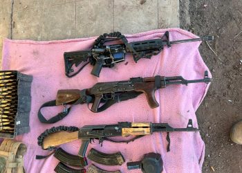 Asegura ejército explosivos y detiene a ocho personas en Tesopaco