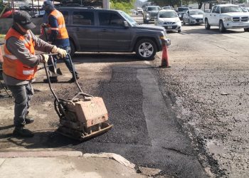 Avanza bacheo en distintos sectores de Hermosillo este jueves