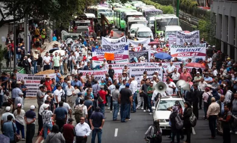 No es con bloqueos como se solucionan los conflictos, dice Gobierno