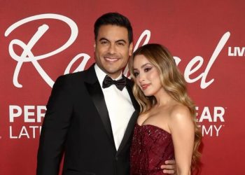 Carlos Rivera y Cynthia Rodríguez se dejan ver muy enamorados