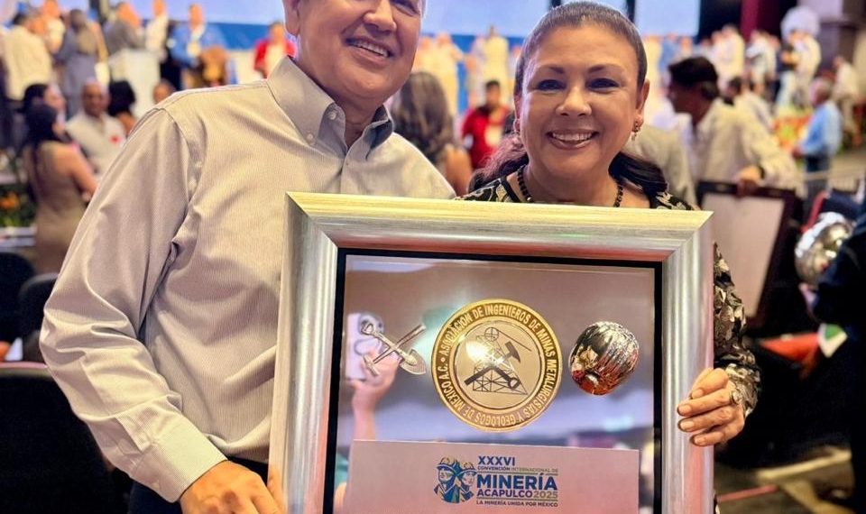 Recibe Elizabeth Araux el Premio Nacional de Educación en Ciencias de la Tierra