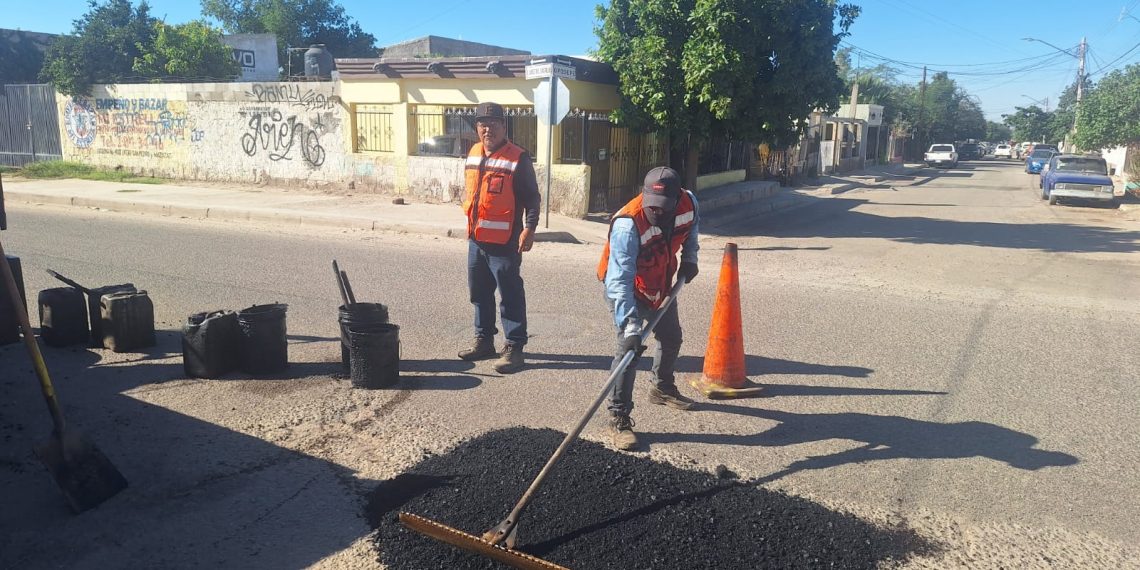 Continúan cuadrillas de bacheo el mantenimiento de vialidades en Hermosillo