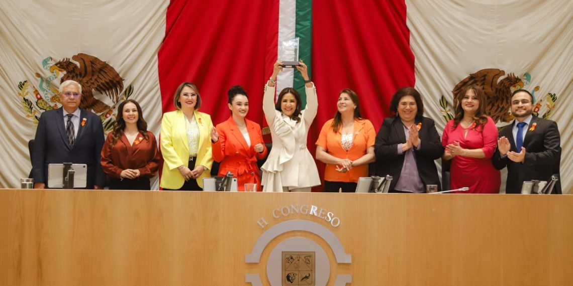 Reconocen a Ana Luisa Chávez con la Presea del Poderío Sonorense 2025