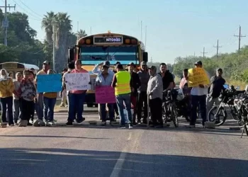 Mayos toman carretera de Huatabampo