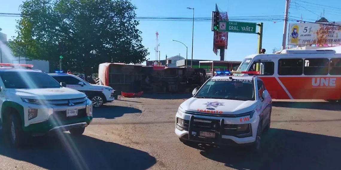 Choque entre camiones urbanos provoca volcadura en pleno Centro