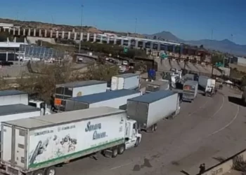 Campesinos mantienen bloqueo en garita Mariposa en Nogales, Sonora
