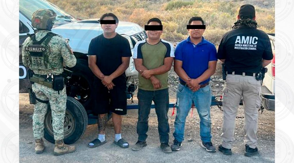 Capturan autoridades a tres sujetos que transportaban vehículo con reporte de robo en Estados Unidos