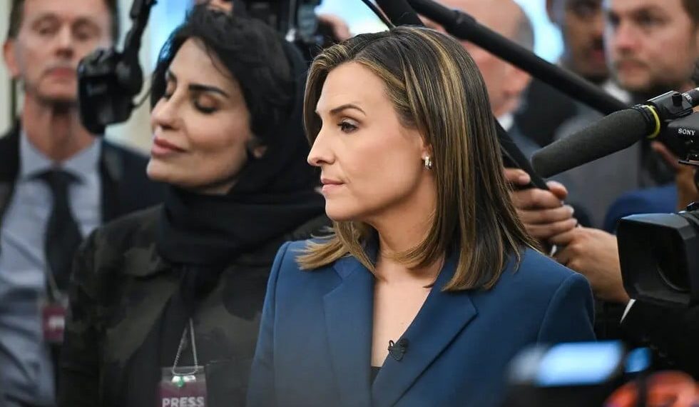 ‘Silencio, cerdita’; Trump reprende a una reportera e insulta a otra