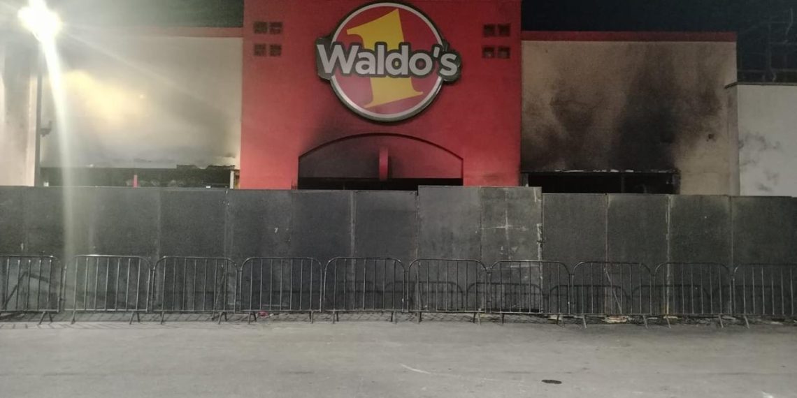 Se reabre la circulación vehicular y flujo peatonal en la zona del incendio en comercio del Centro de Hermosillo