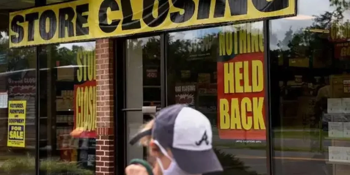 Los despidos en EU alcanzan en octubre su nivel más alto en dos décadas, indica Challenger