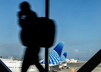 Estados Unidos ordena reducción de vuelos por cierre de gobierno