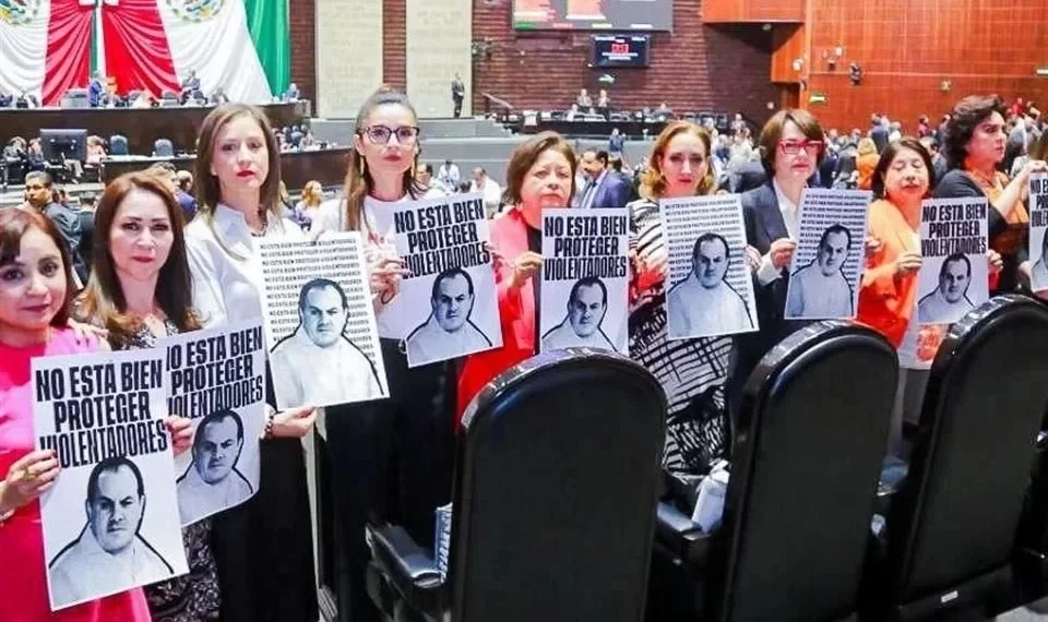 Exhiben diputadas a ‘Cuau’ como violentador en efeméride