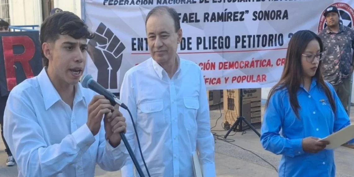 Alfonso Durazo escucha demandas de Federación de Estudiantes