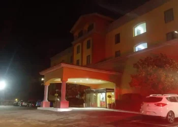 Atienden reporte de intoxicación de 19 personas en hotel de Nogales