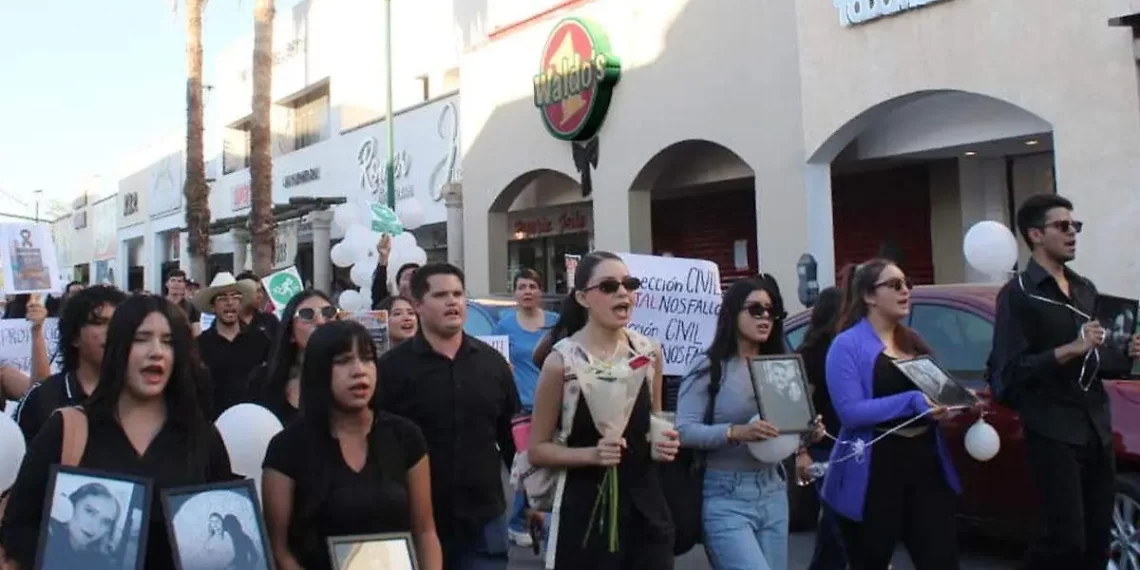 Marchan alumnos universitarios en solidaridad con víctimas de tienda Waldo’s