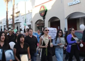 Marchan alumnos universitarios en solidaridad con víctimas de tienda Waldo’s