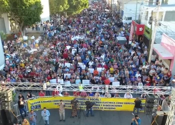 Usuarios marchan en Hermosillo para exigir a CFE un mejor servicio y tarifas justas