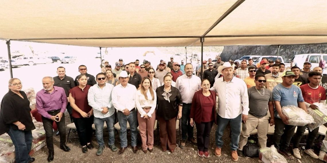 Entrega uniformes alcaldesa Karla Córdova al personal de Servicios Públicos Municipales