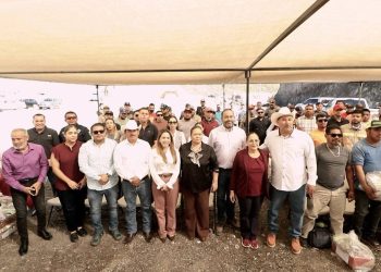 Entrega uniformes alcaldesa Karla Córdova al personal de Servicios Públicos Municipales