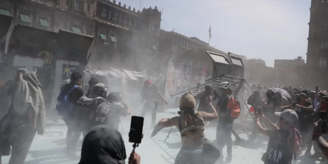 Encapuchados desatan violencia en el Zócalo