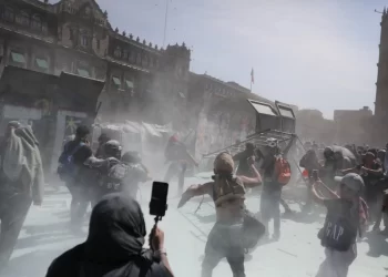 Encapuchados desatan violencia en el Zócalo