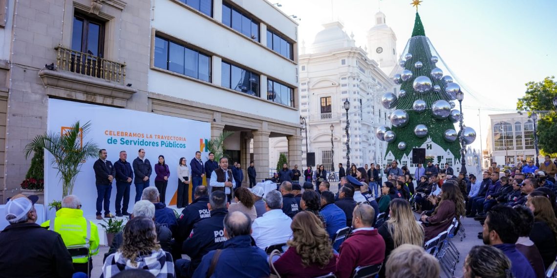 Reconoce Toño Astiazarán trayectoria de servidoras y servidores públicos municipales