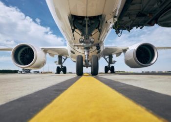 Cae tráfico aéreo entre México y EU