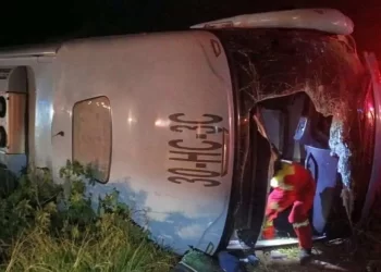 Tragedia en la carretera Navojoa-Huatabampo: choque y volcamiento de autobús deja un muerto y 32 lesionados