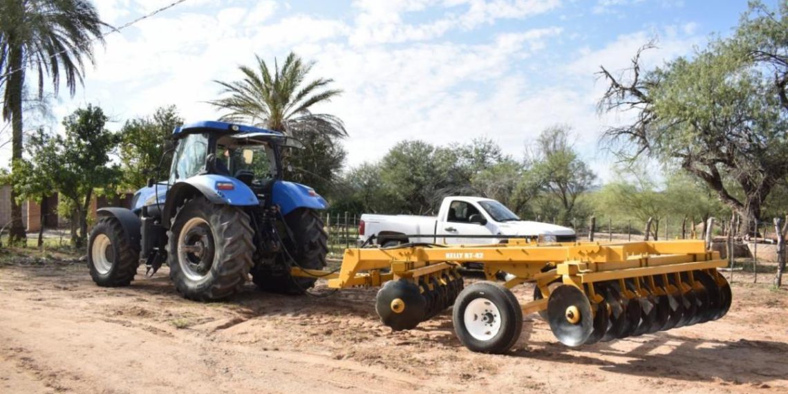 Entrega Sagarhpa maquinaria agrícola en Ures