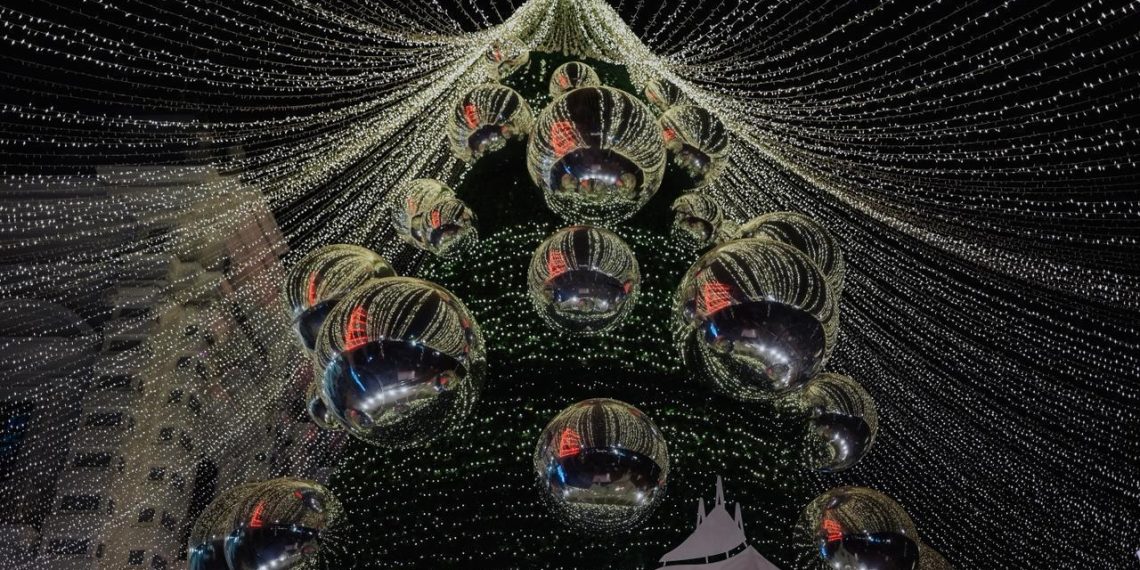 Viven familias de Hermosillo espectacular encendido de árbol navideño