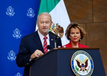 Embajador Johnson llama a trabajar contra lavado de dinero