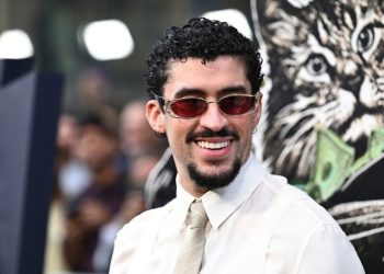 Bad Bunny causa polémica por tocar pieza en Museo de Antropología