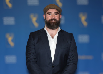 Aparecerá en topless en boda de Taylor Swift y Travis Kelce