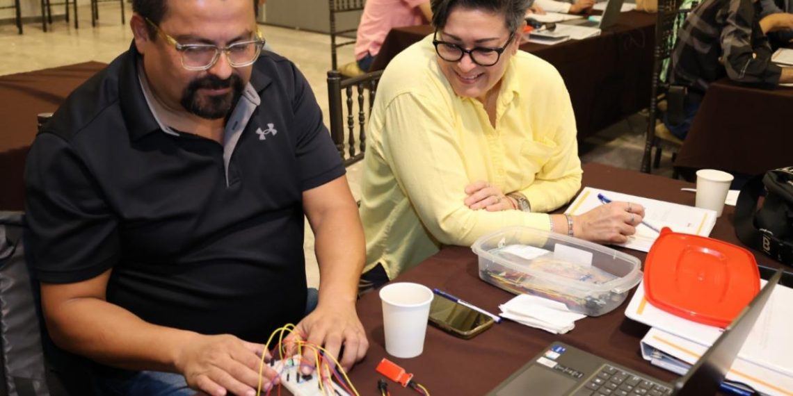 Fortalece SEC actualización de docentes en temas de robótica educativa