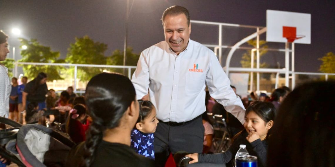 Comparte Toño Astiazarán espíritu navideño con familias de Parque Central en Posada CRECES