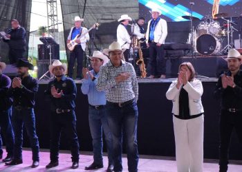 Ramón Flores asiste al arranque de las fiestas tradicionales de Sahuaripa en honor a la Virgen de Guadalupe.